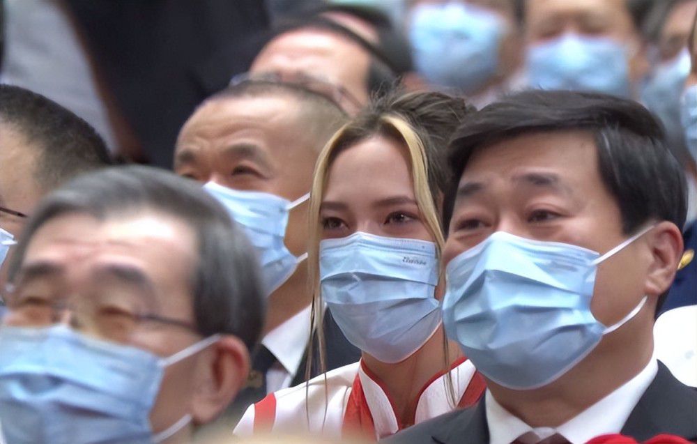 我已经和他谈过很多次关于他做的那些很明智的事情，那些事情是如何帮助他的，也许，这些也可以帮助我成为一名更好的球员。